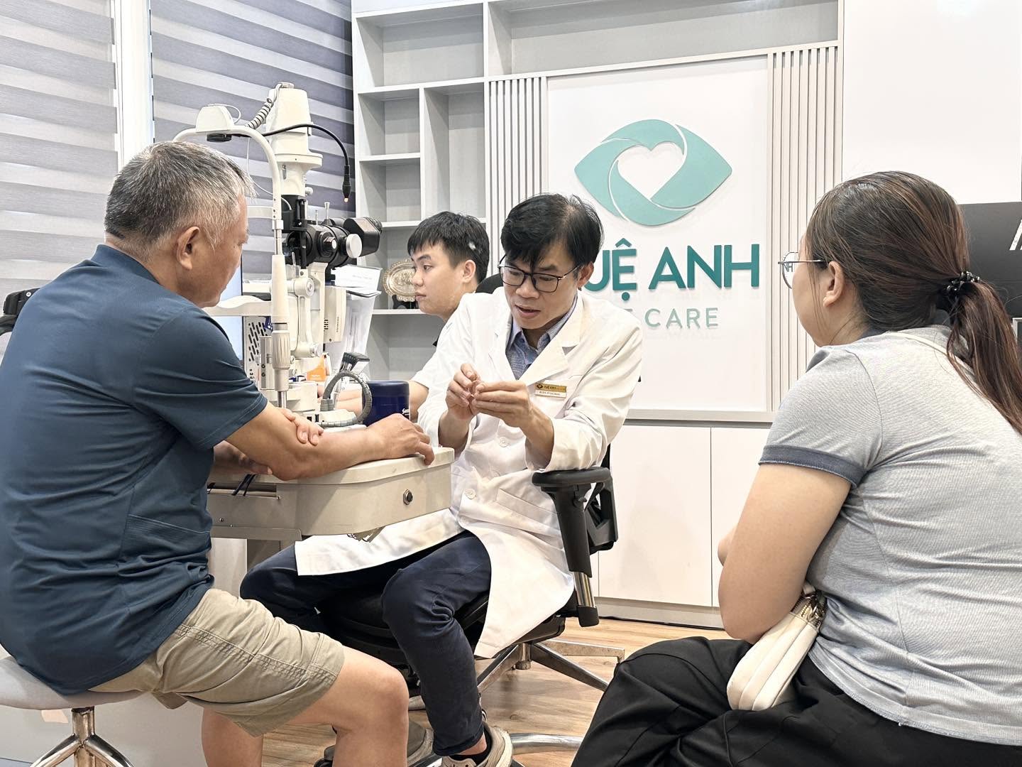 B&aacute;c sĩ Ngọc tư vấn kh&aacute;m bệnh cho bệnh nh&acirc;n đục thuỷ tinh thể