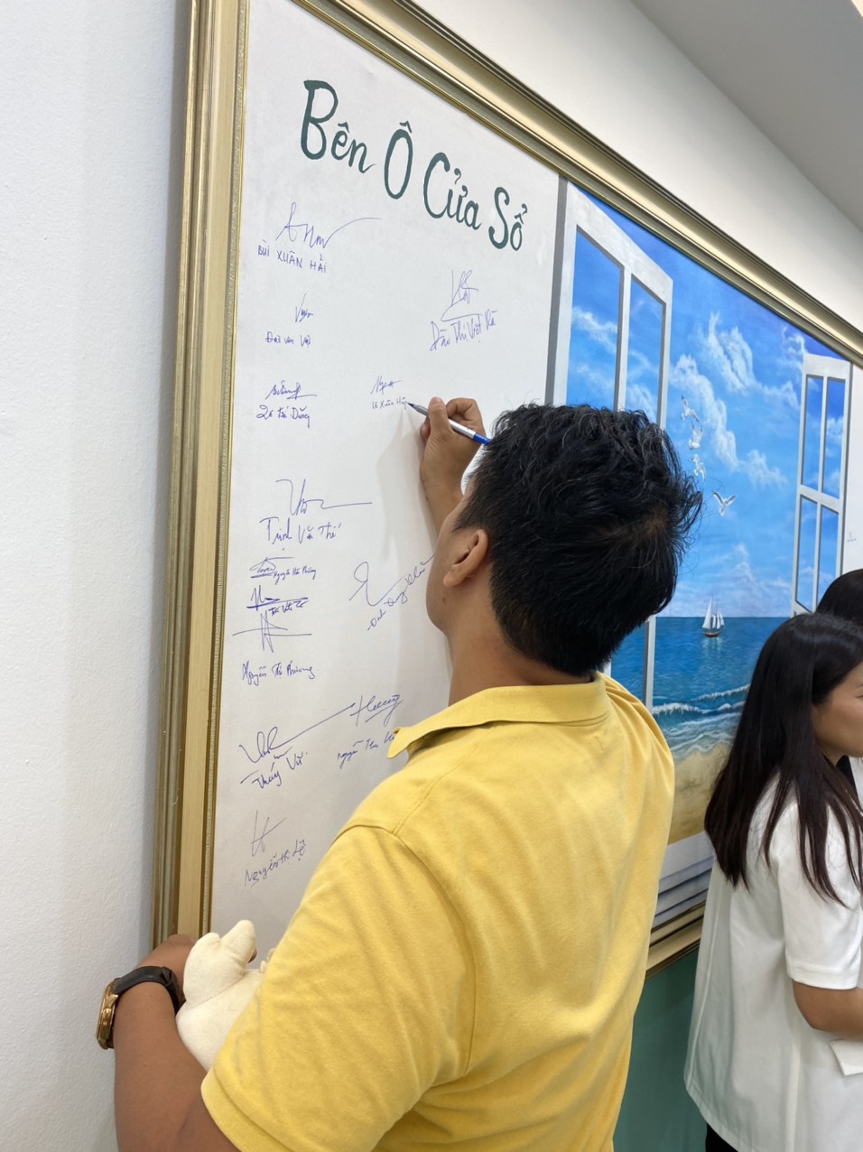 Khách mời cùng nhau ký tặng và checkin để lại dấu ấn sự kiện