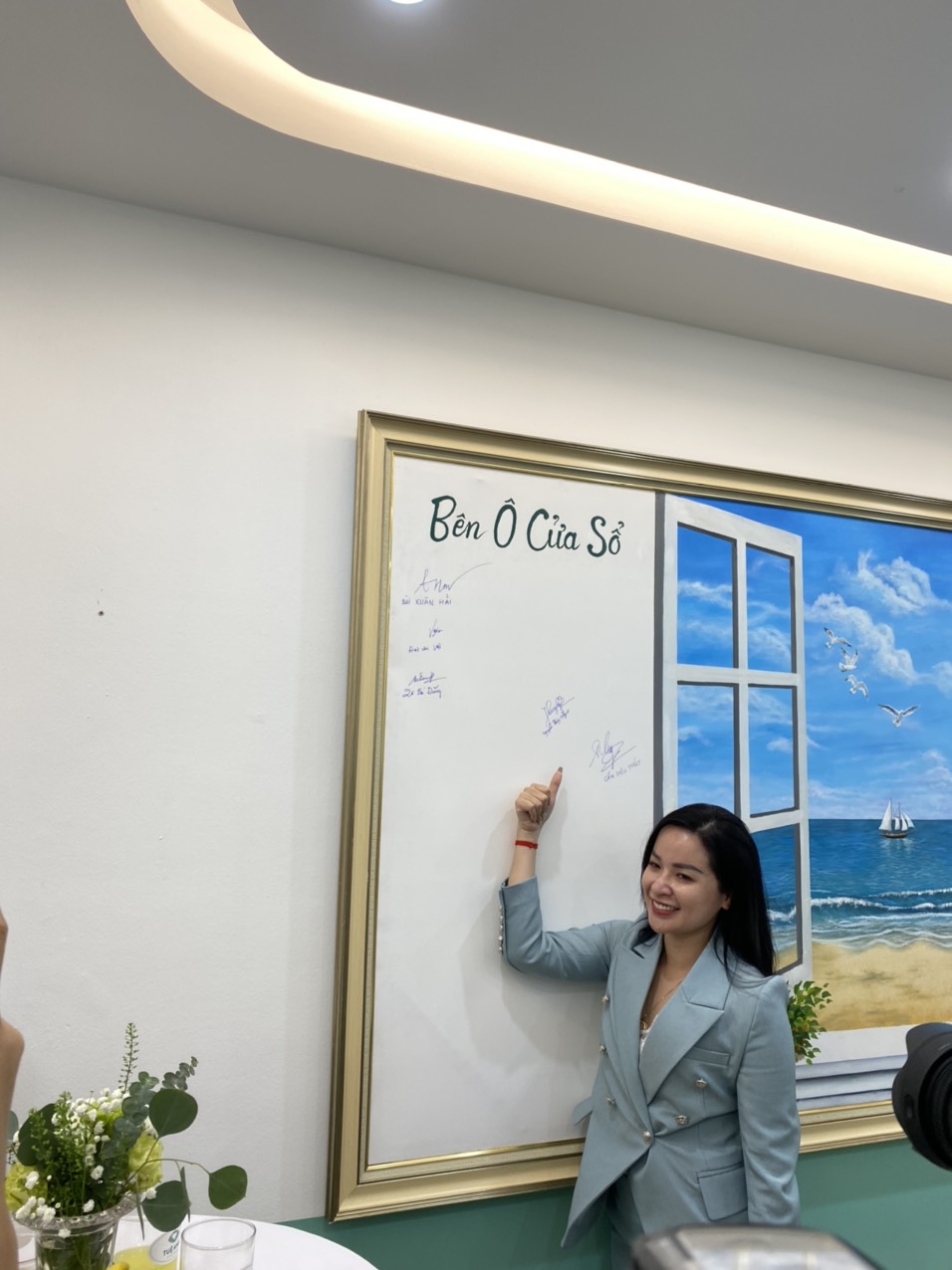 Khách mời cùng nhau ký tặng và checkin để lại dấu ấn sự kiện