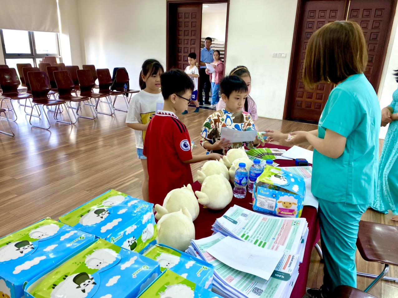 Các con học sinh khối 2, 3 trường Tiểu học Marie Curie sôi nổi tham gia buổi thăm khám