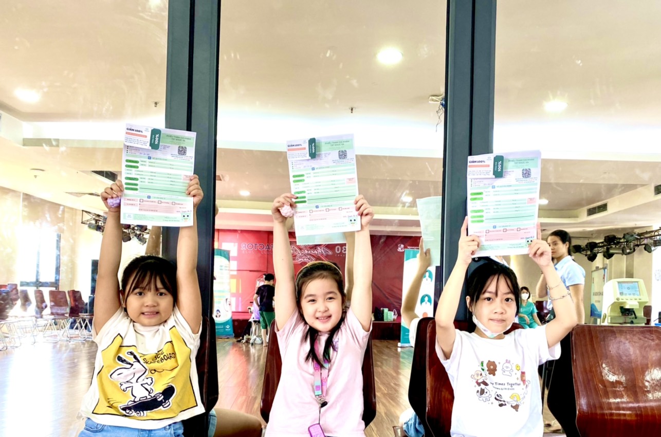 Các con học sinh khối 2, 3 trường Tiểu học Marie Curie sôi nổi tham gia buổi thăm khám