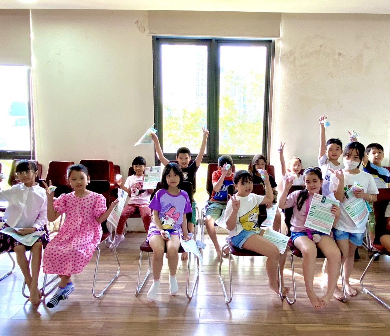 Các con học sinh khối 2, 3 trường Tiểu học Marie Curie sôi nổi tham gia buổi thăm khám