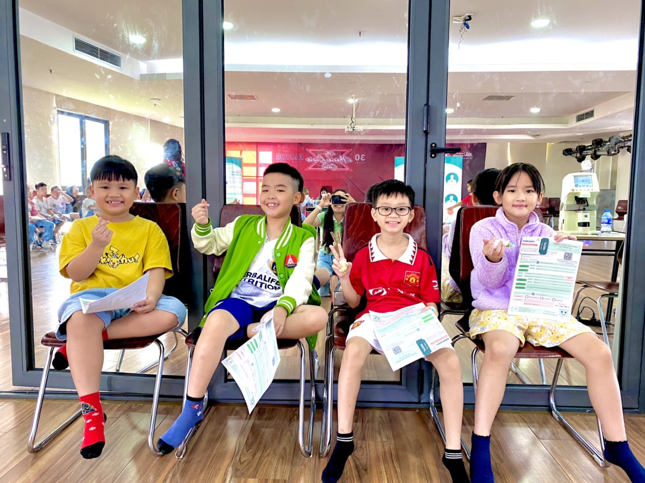 Các con học sinh khối 2, 3 trường Tiểu học Marie Curie sôi nổi tham gia buổi thăm khám
