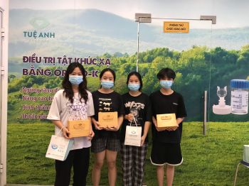 GIA ĐÌNH 5 NGƯỜI CÙNG NHAU DÙNG ORTHO K