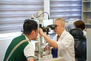 Cháu Kiên 16 tuổi đeo kính KSCT tái khám sau 6 tháng
