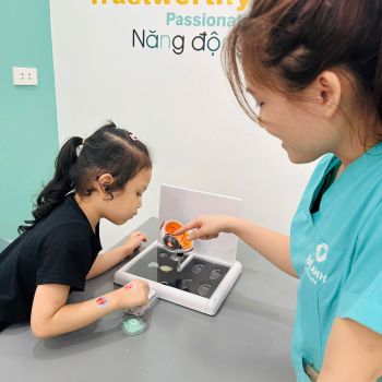 Bé Trà My khám Kiểm soát cận thị