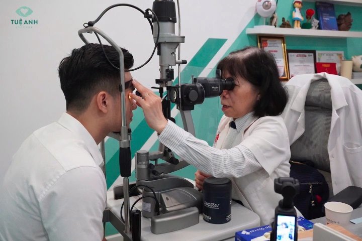 “Chỉ nghĩ là tăng độ cận do làm việc với máy tính nhiều” - Chàng trai cận 9 độ được chỉ định phẫu thuật vì bong võng mạc