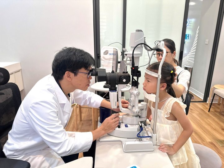 Hành trình kiểm soát cận thị bằng Atropine nồng độ thấp hiệu quả cho bé Chi 