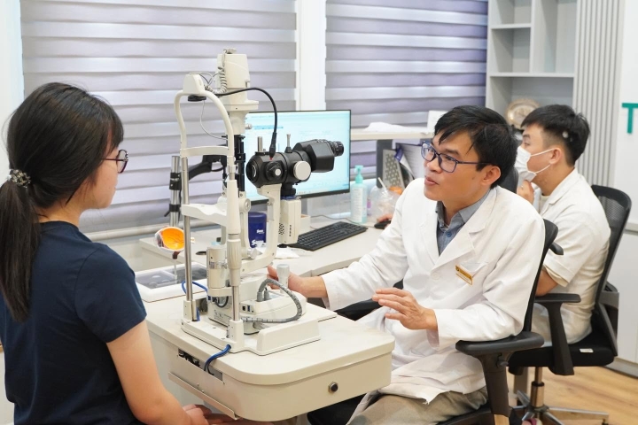 Khám mắt chuyên sâu tại Tuệ Anh gia đình bé Hà Phương phát hiện kính con đang đeo quá số